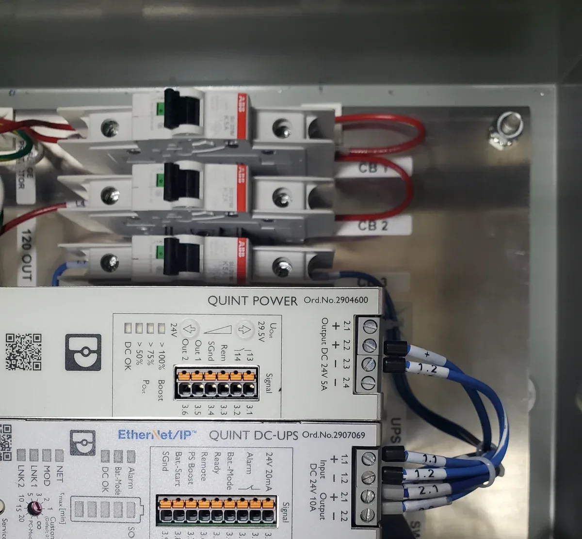 Network cabinet interior: branch breakers, 24 V power supply and DC UPS