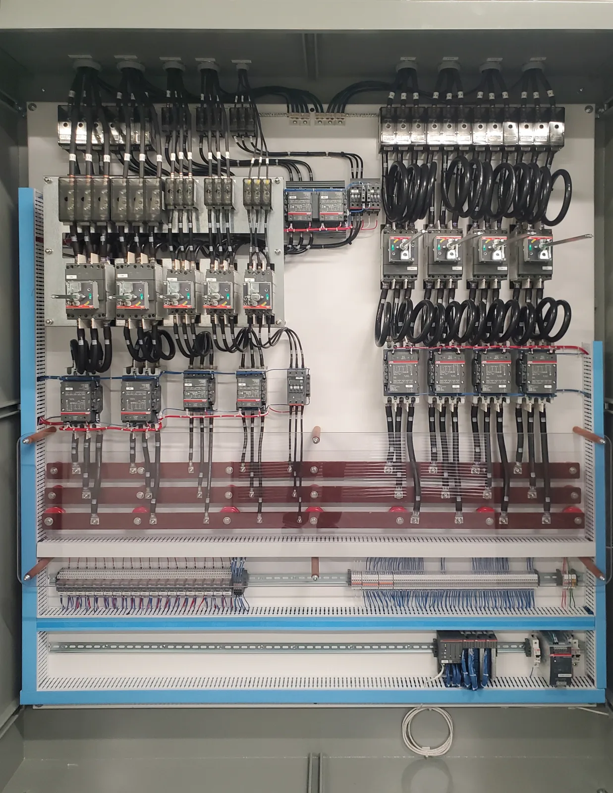 Completed double-deck 690 V multi-drive test panel with breakers, contactors, copper bus and control wiring